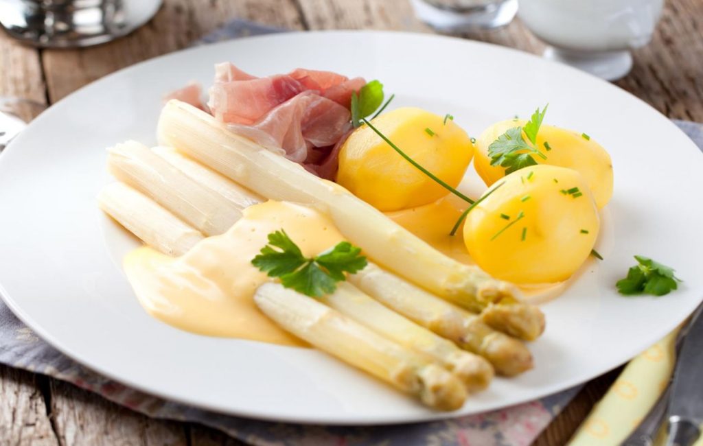 Spargel hooaeg on täies hoos. Nautige seda eesti sparglit, me anname teile paar retsepti