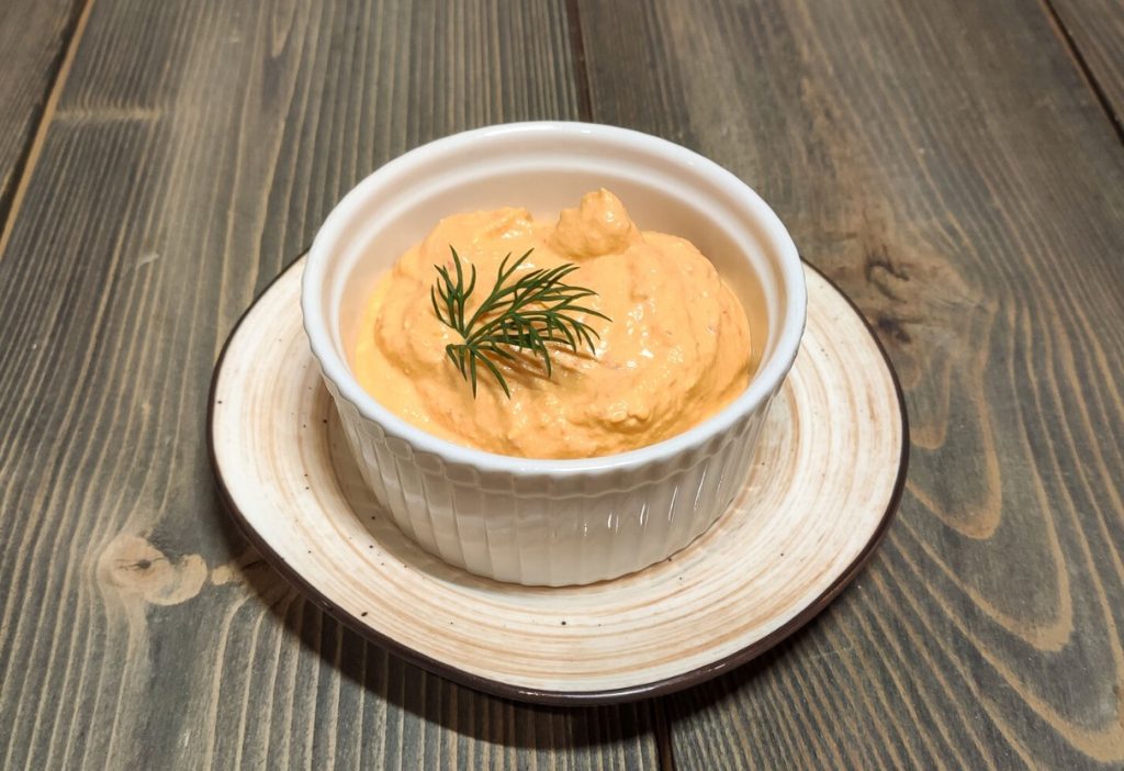 Retsept on pärit serbia kokalt. See pasta on ideaalselt vürtsikas ja lisab maitset paljudele roogadele.
