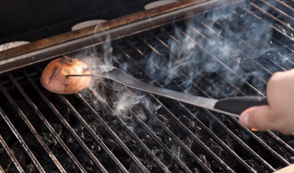 Minu sõber hõõrub grillrestile pool sibulat – ma tegin sama, kui ta mulle seletas, miks