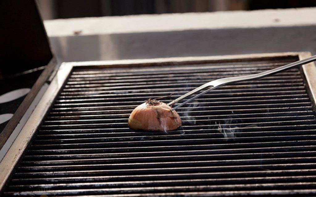 Minu sõber hõõrub grillrestile pool sibulat – ma tegin sama, kui ta mulle seletas, miks