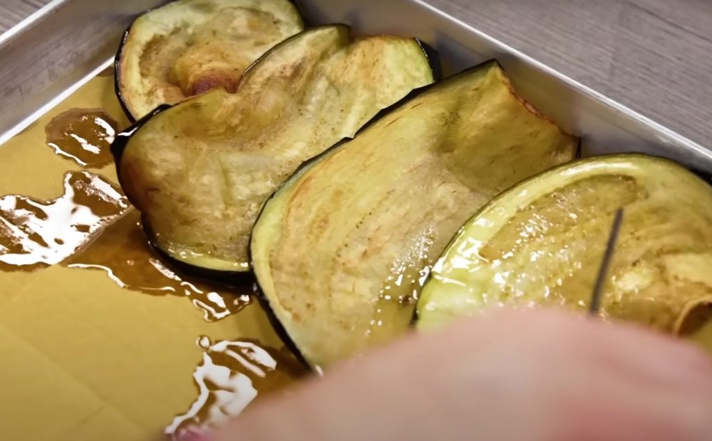 Küpsetatud täidisega baklažaanid: pehmed, maitsvad ja mõnusalt muredad