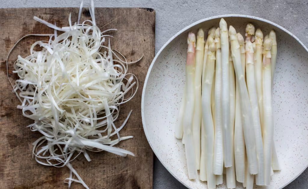 Tähelepanu, viga: kui sparglit selles suunas koorite, muutub see kibedamaks
