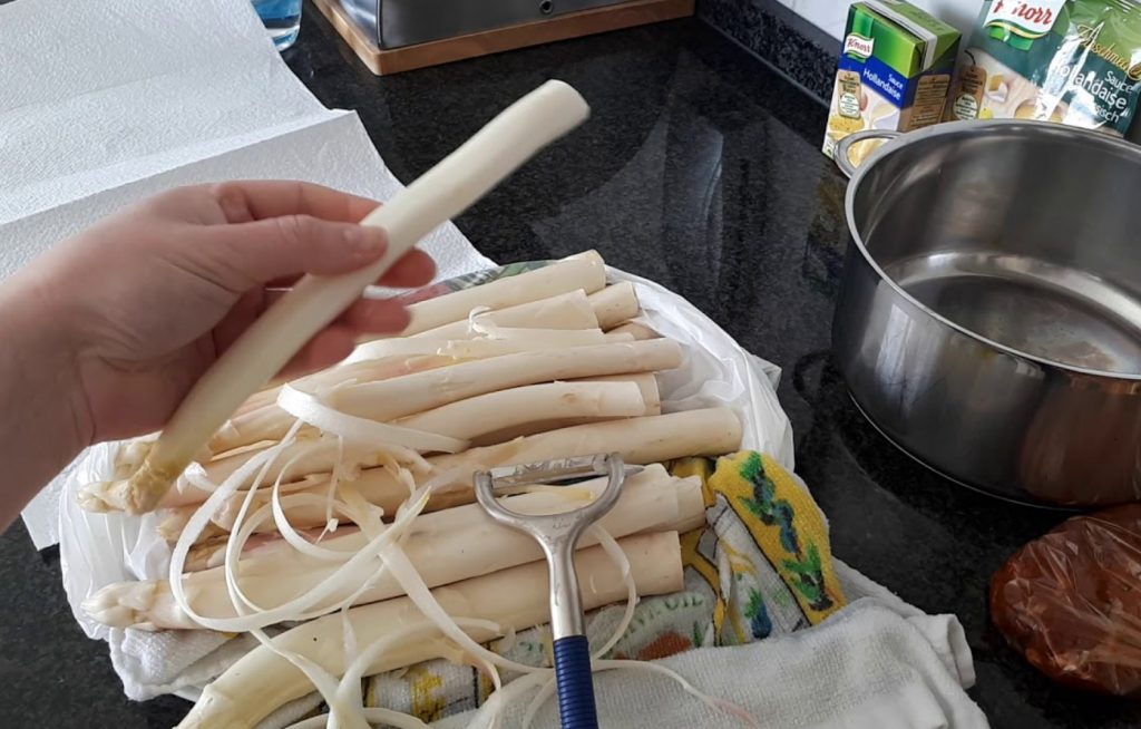 Tähelepanu, viga: kui sparglit selles suunas koorite, muutub see kibedamaks