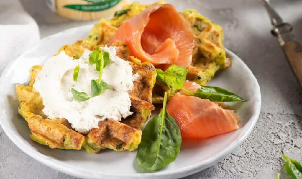 Gluteenivabad brokkoli-vaflid munaga Benedict ja lõhega