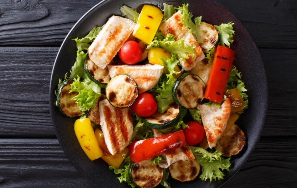 Kreeka salat grillile. Sellisel kujul on see veelgi maitsvam