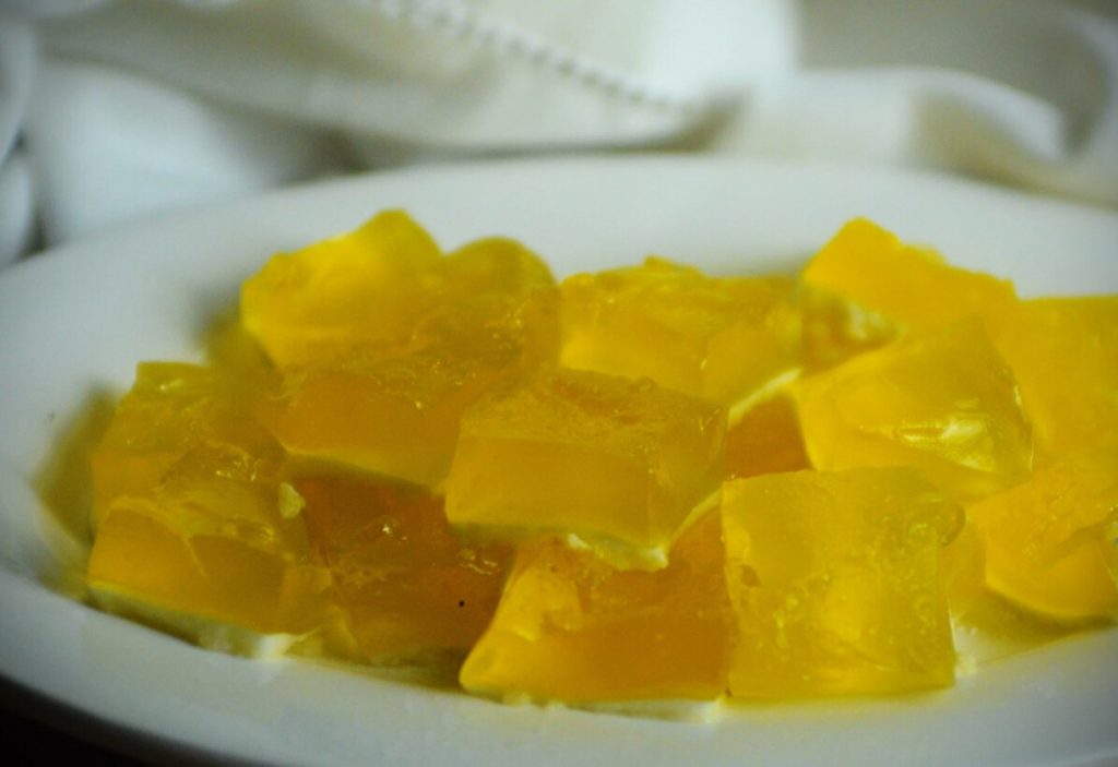 Kõik teevad võilillest mahla, aga mina proovin teist hõrgutist. See sobib suurepäraselt pannkookidele ja küpsistele.