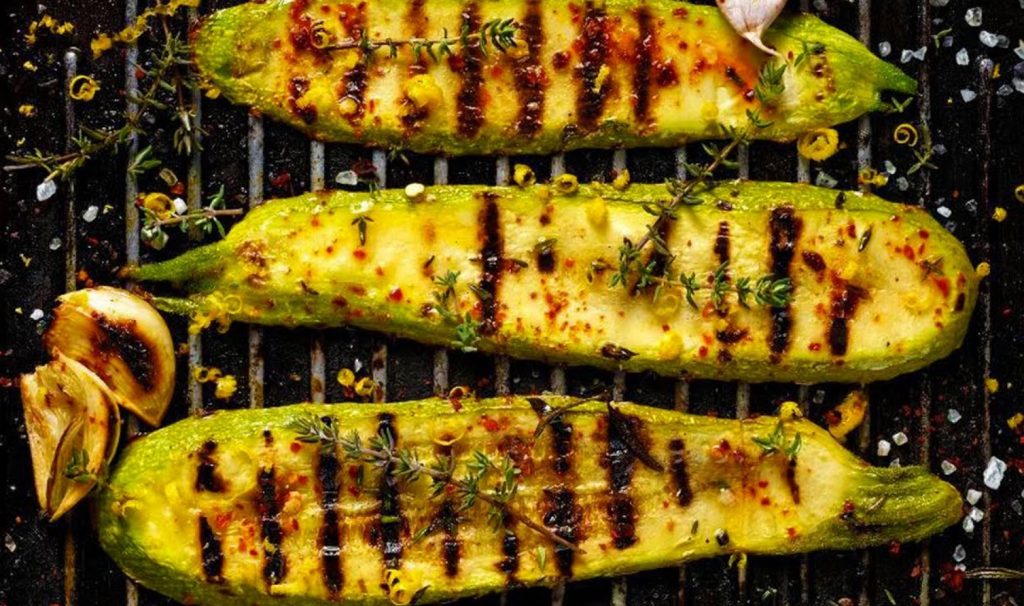 Grillitud köögiviljade eelroog võlub oma maitsega. Grillitud suvikõrvits burrata ja pähklitega on hitt