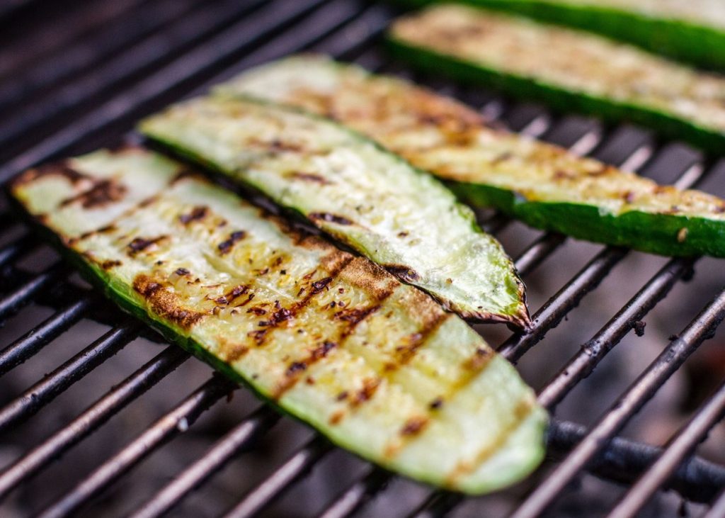 Grillitud köögiviljade eelroog võlub oma maitsega. Grillitud suvikõrvits burrata ja pähklitega on hitt