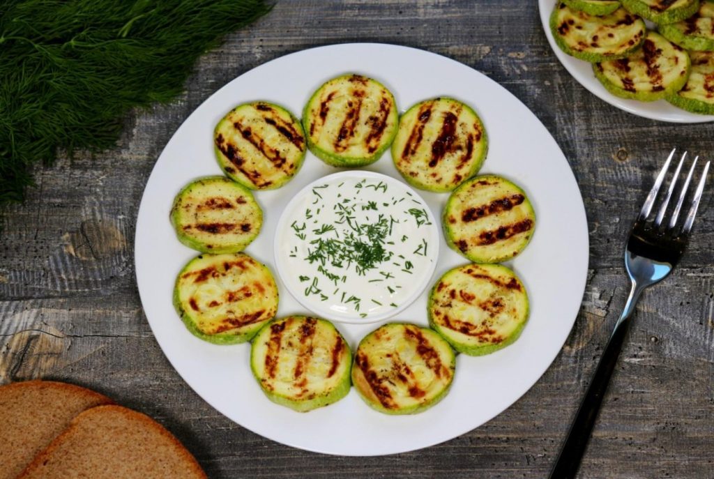 Grillitud köögiviljade eelroog võlub oma maitsega. Grillitud suvikõrvits burrata ja pähklitega on hitt