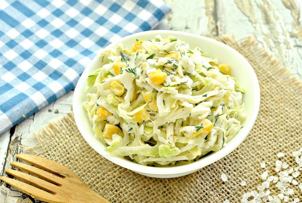 See on minu lemmik salat lõunasöögiks. Saladise saladuseks on aromaatne jogurtikaste.