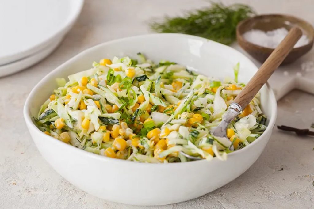 See on minu lemmik salat lõunasöögiks. Saladise saladuseks on aromaatne jogurtikaste.