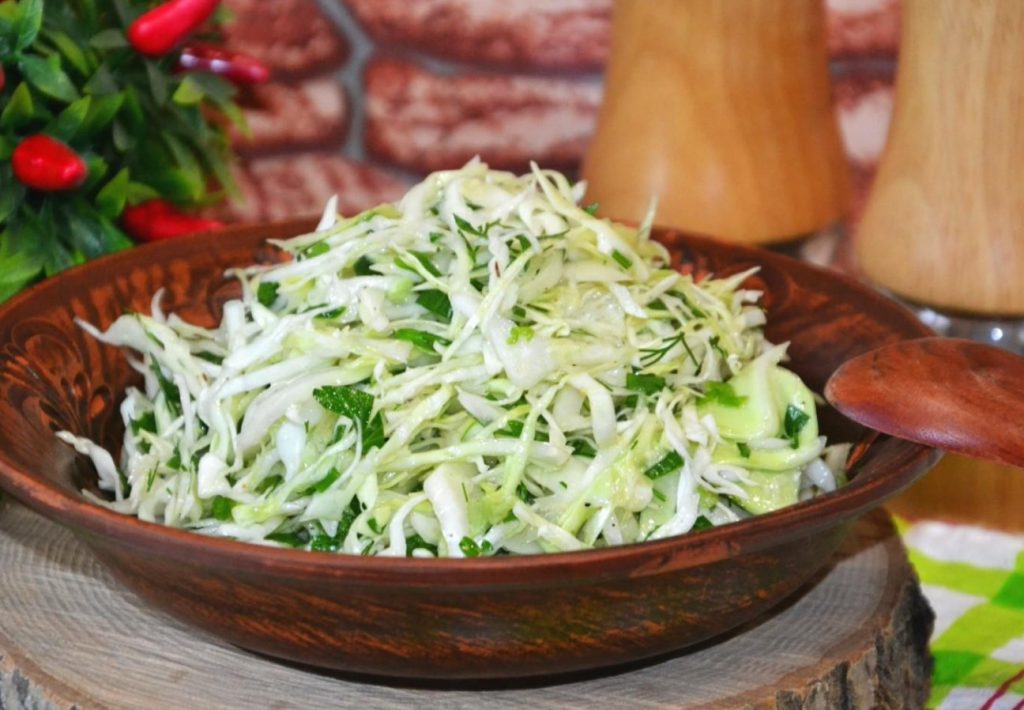 Lihtne salat lõunasöögiks. Sobib kotleti ja kala juurde