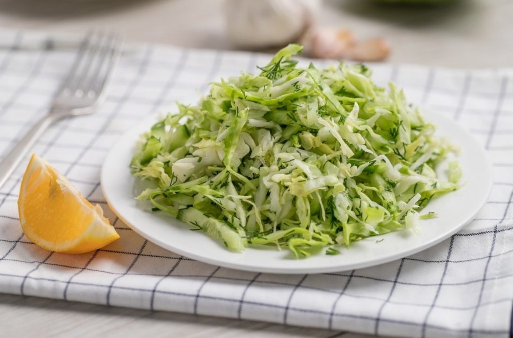 Lihtne salat lõunasöögiks. Sobib kotleti ja kala juurde