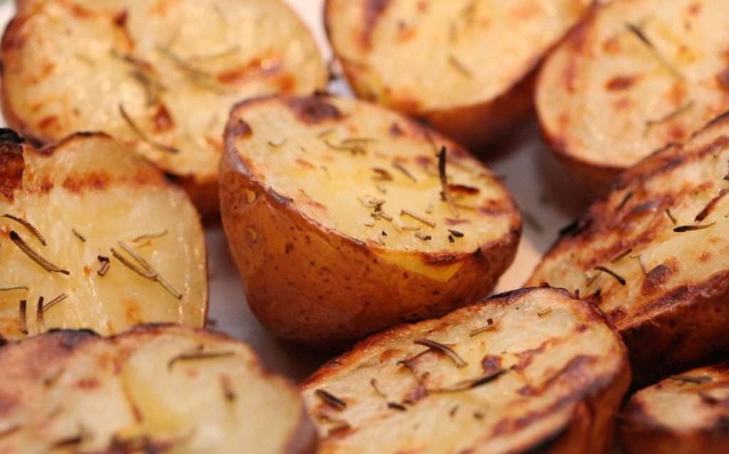 Grillitud kartulid küüslauguvõis – nii head, et vorst võib isegi solvuda