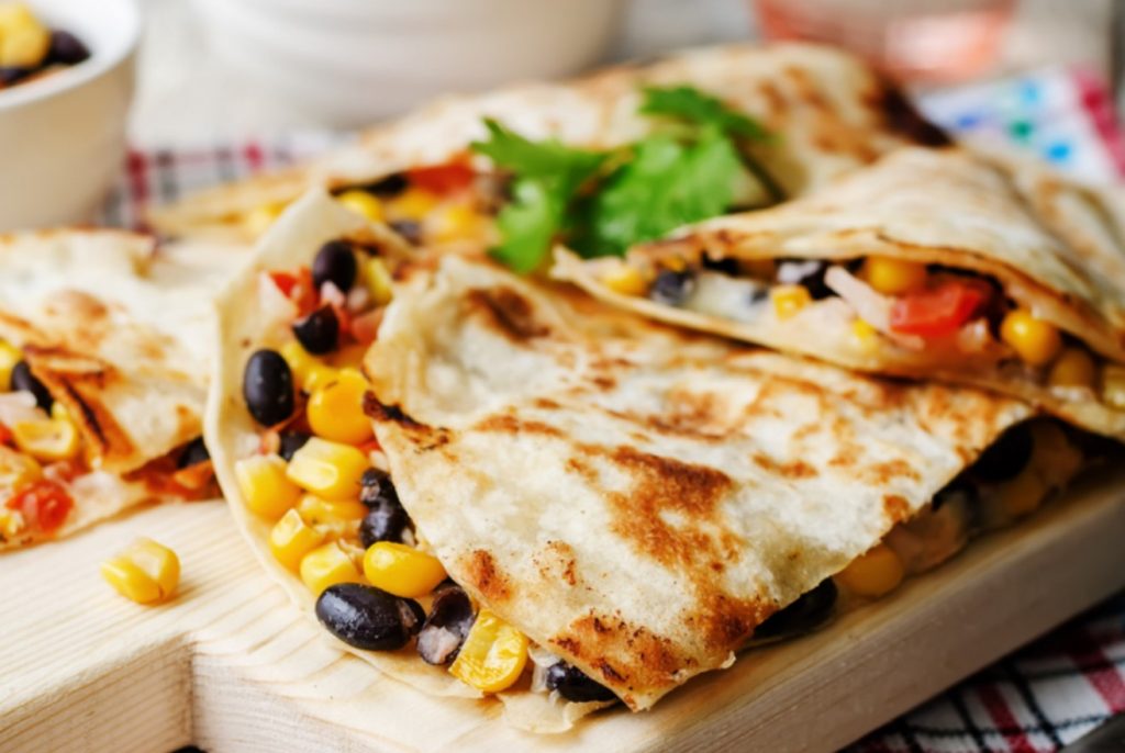 Vürtsikas köögivilja-quesadilla mustade ubadega: Julija Steponavičiūtė ehk KitchenJulie