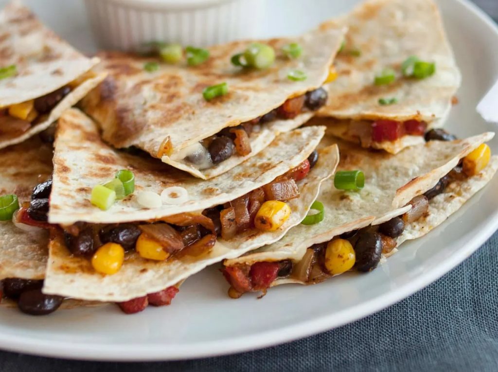Vürtsikas köögivilja-quesadilla mustade ubadega: Julija Steponavičiūtė ehk KitchenJulie