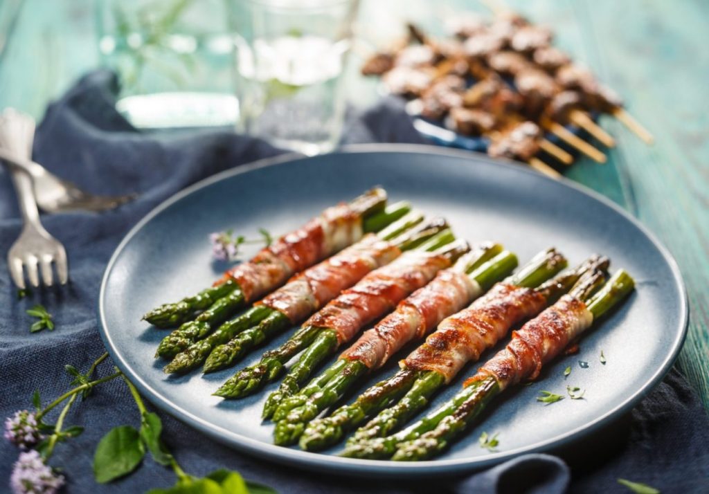 Spargel, munad ja sink. Retsept maitsvale keto hommikusöögile, mis annab energiat