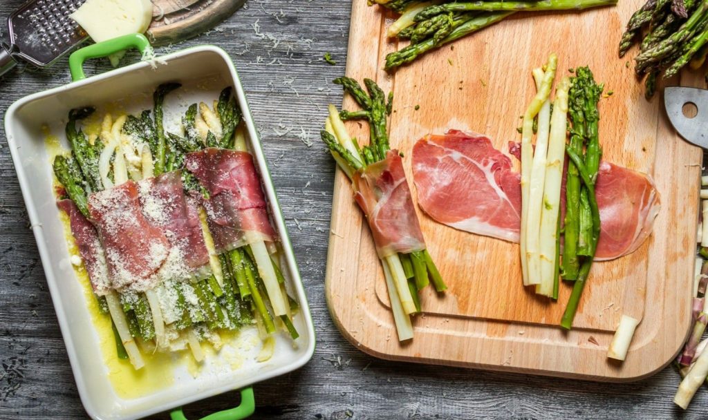 Spargel, munad ja sink. Retsept maitsvale keto hommikusöögile, mis annab energiat