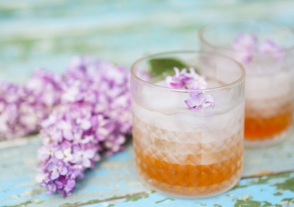 Aromaatseid lilli sisaldav limonaad. See mitte ainult ei värskenda, vaid on ka antibakteriaalne