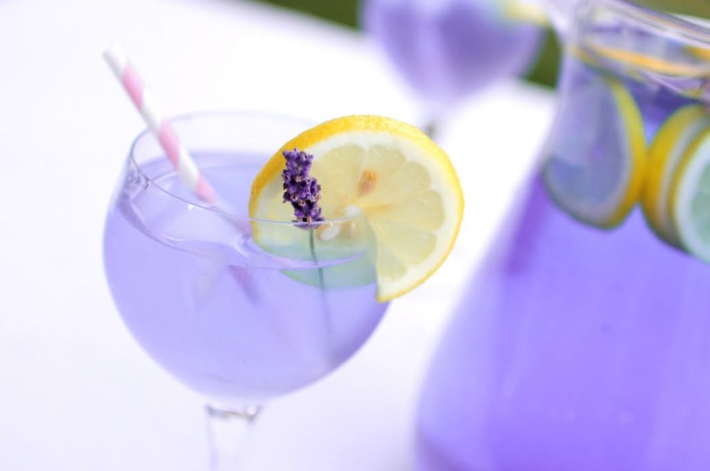 Aromaatseid lilli sisaldav limonaad. See mitte ainult ei värskenda, vaid on ka antibakteriaalne