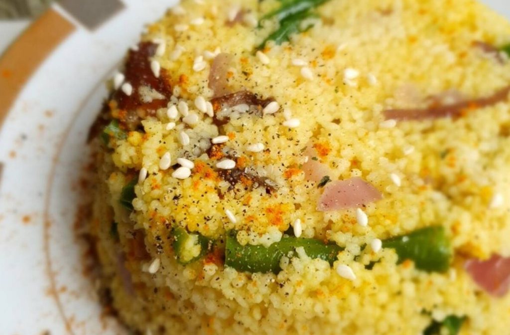 Kuskus, küpsetatud köögiviljad ja vürtsikas pesto. See on ideaalne lõunasöök tööle kaasa võtmiseks.