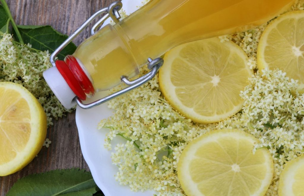 Ma lisan neid aromaatseid lilli oma kodusele limonaadile. See jook on parim värskendaja soojadel päevadel.