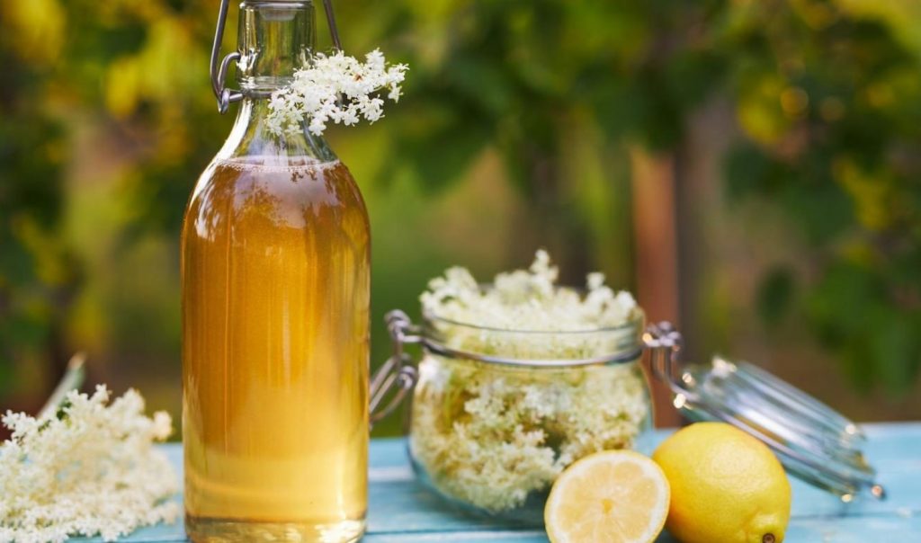 Ma lisan neid aromaatseid lilli oma kodusele limonaadile. See jook on parim värskendaja soojadel päevadel.