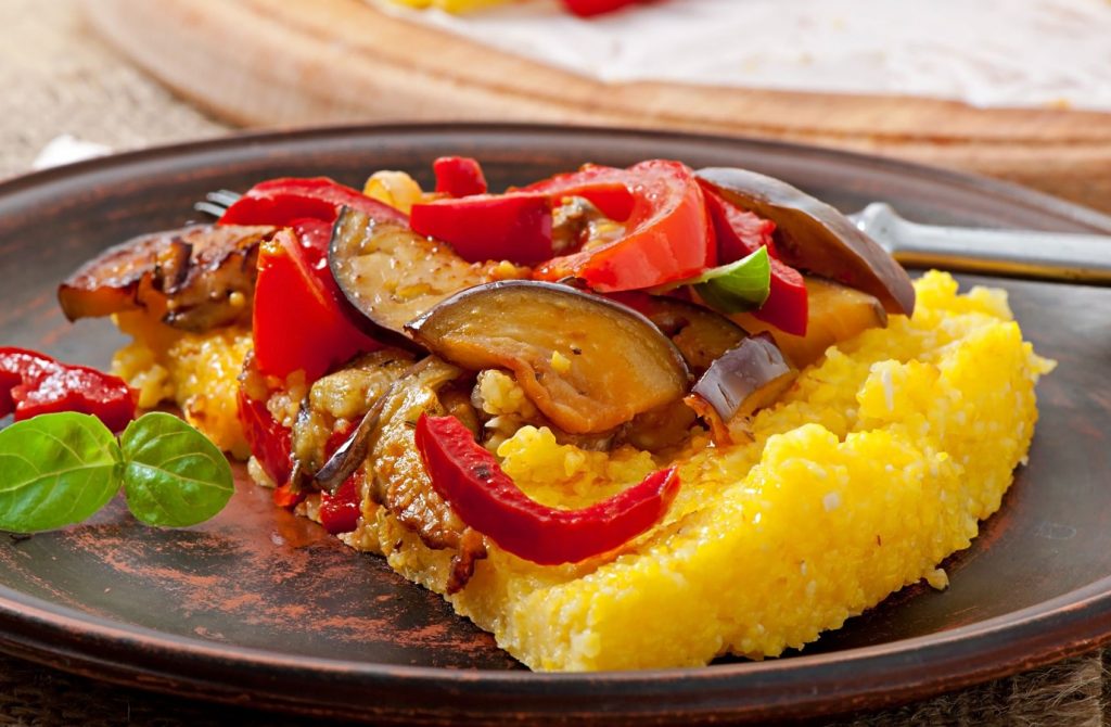 Itaalia talupojate lihtne toit: polenta köögiviljade ja oliividega