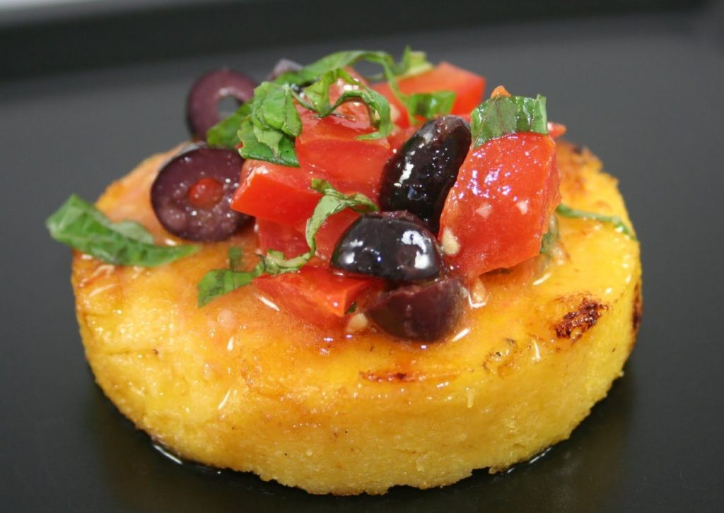 Itaalia talupojate lihtne toit: polenta köögiviljade ja oliividega