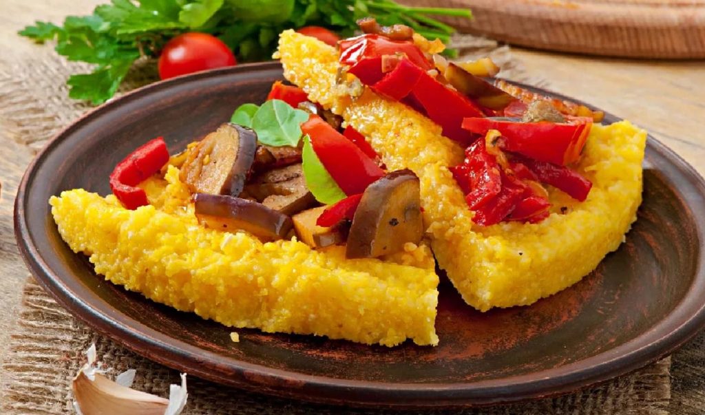 Itaalia talupojate lihtne toit: polenta köögiviljade ja oliividega