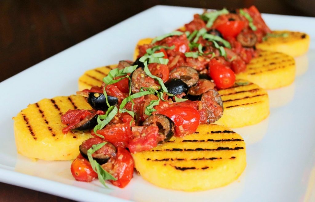 Itaalia talupojate lihtne toit: polenta köögiviljade ja oliividega