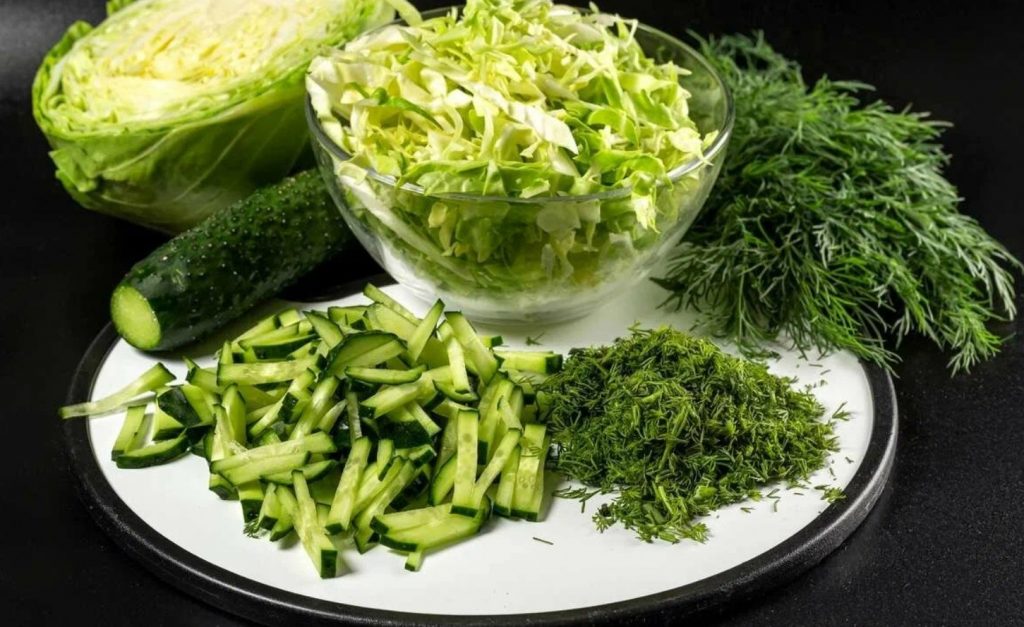 Noor kapsas peaosas – mahlane salat kurgi ja tilliga