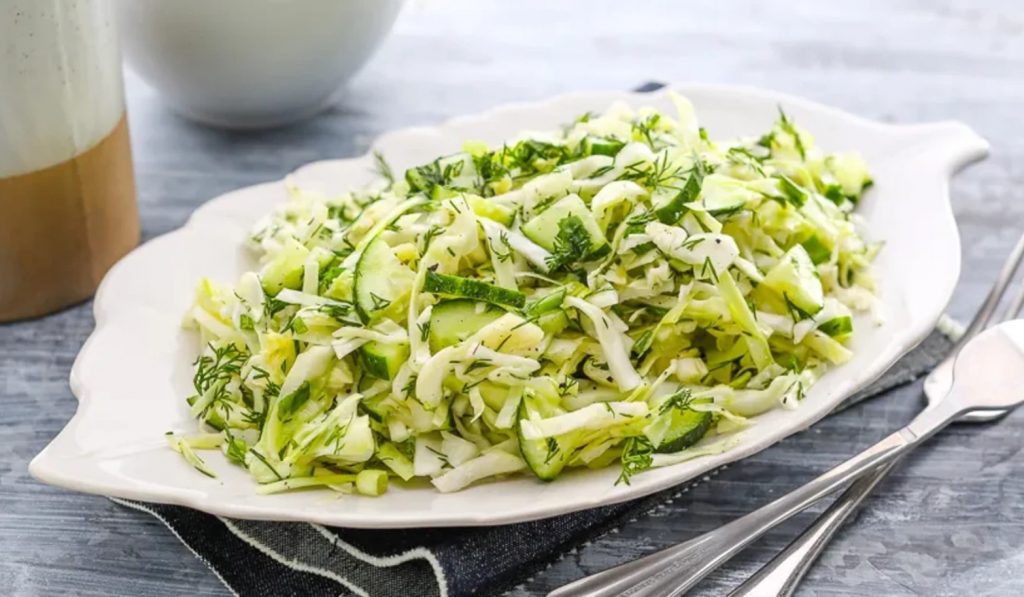 Noor kapsas peaosas – mahlane salat kurgi ja tilliga