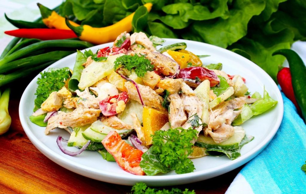 Külluslik salat kerge vürtsiga. Maksimaalne maitse, mis võlub