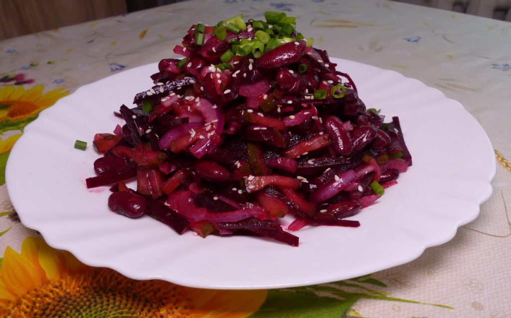 Naudime uskumatult maitsvat ja tervislikku punapeedi ja oadega salatit ilma lihata. Lihtne retsept suurepärase roa valmistamiseks