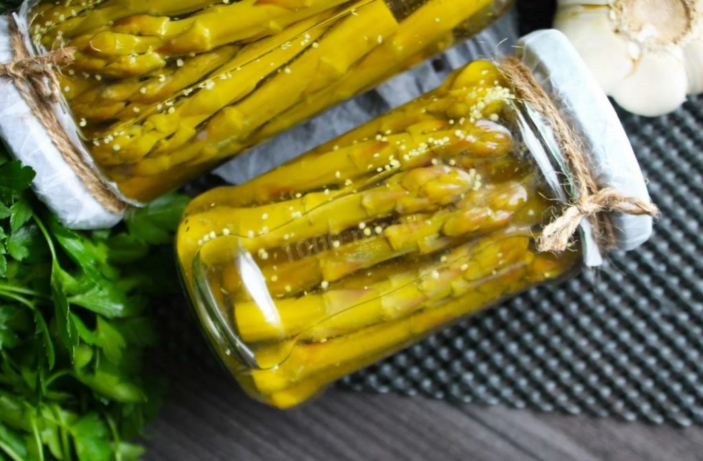 Võta spargel ja pane purki. Kergelt soolased võivad peitu minna