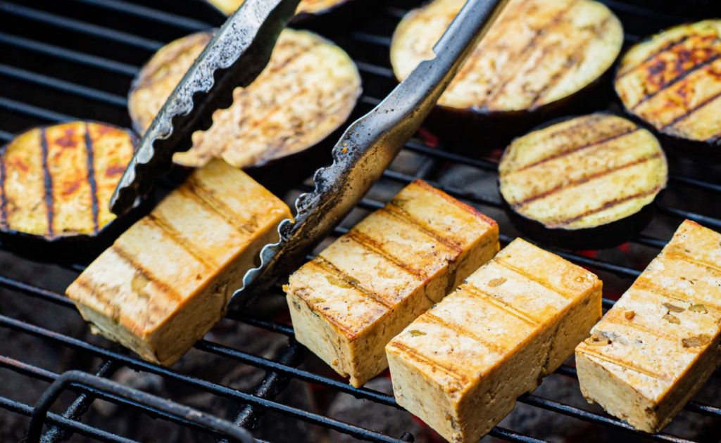 Grillitud tofu pole ainult taimetoitlastele. Täis maitse vähe vaevaga