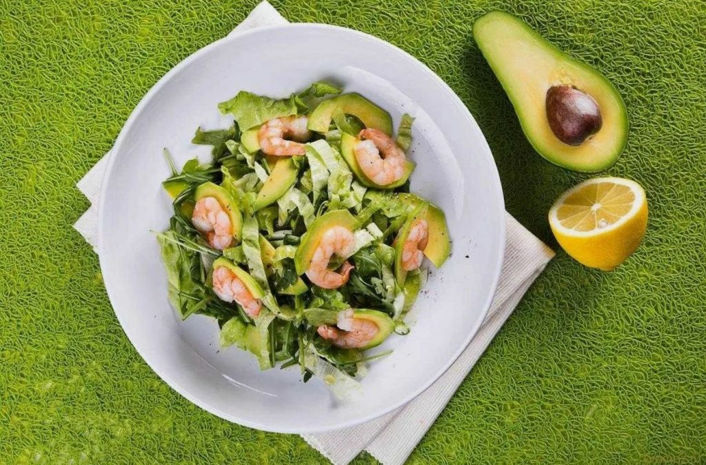 See salat kaunistab iga lauda: õrn avokaado ja kuninglikud krevettid 15 minutiga