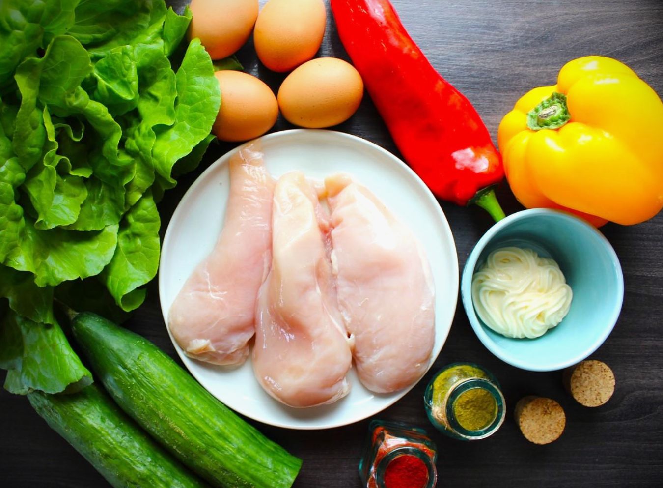 Soe salat kana, suvikõrvitsa, paprika ja tomatitega: ebatavaline retsept