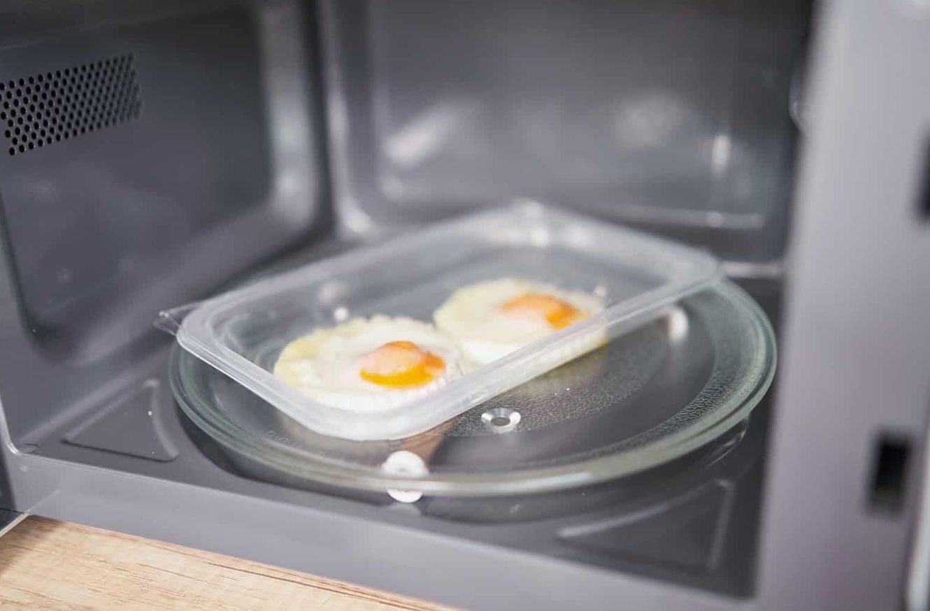 Kuidas praadida muna mikrolaineahjus ilma pannita: huvitav elutarkus