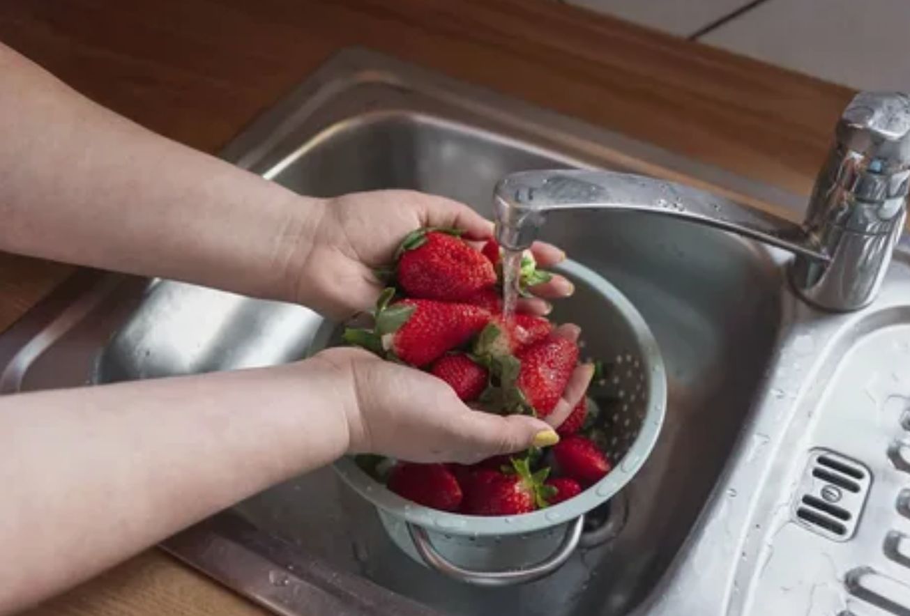 Kuidas maasikaid õigesti pesta? 90% inimestest teevad seda valesti - rikuvad marju ja tervist