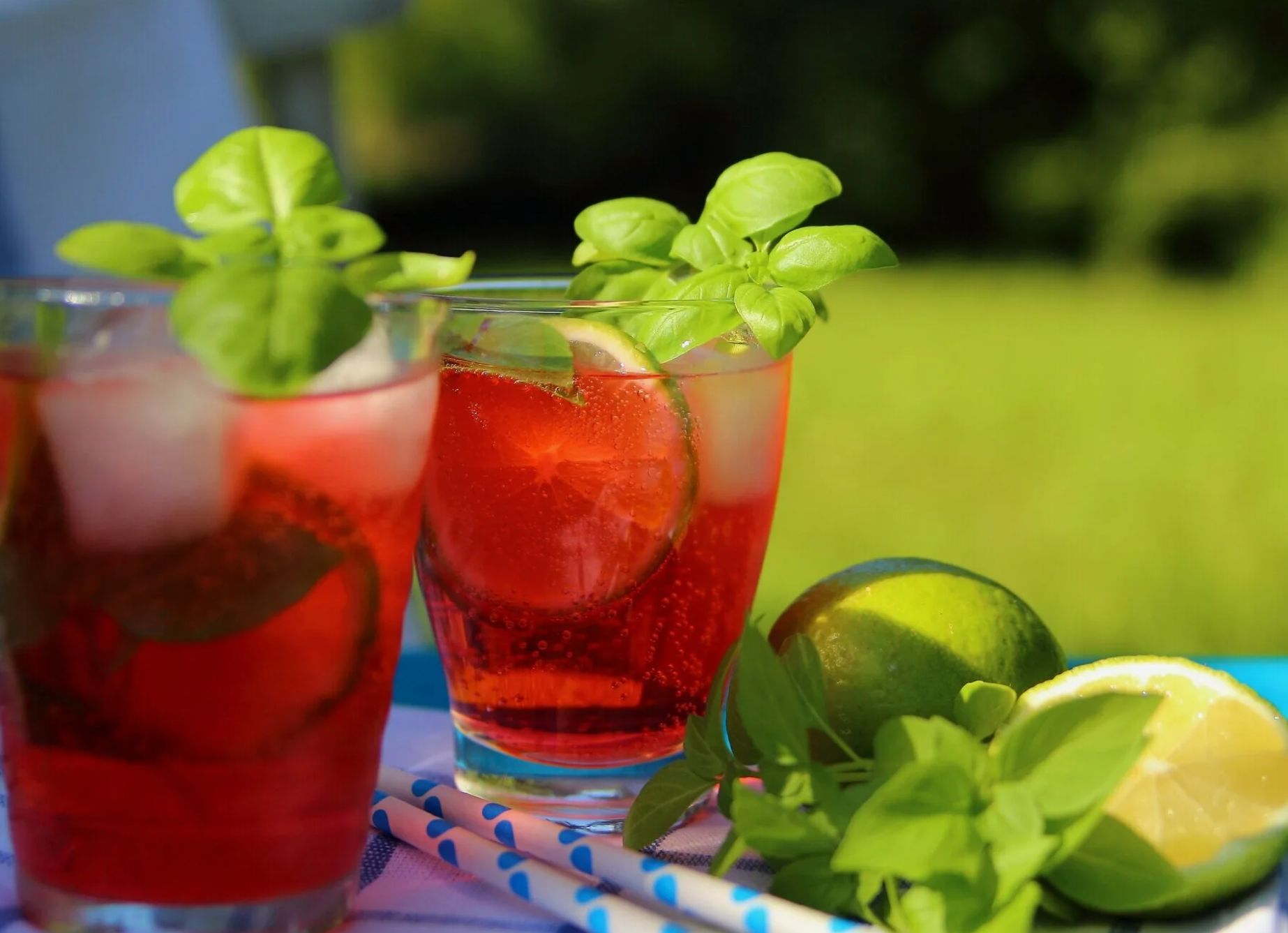 Maasika limonaad: kolm parimat janu kustutavat retsepti