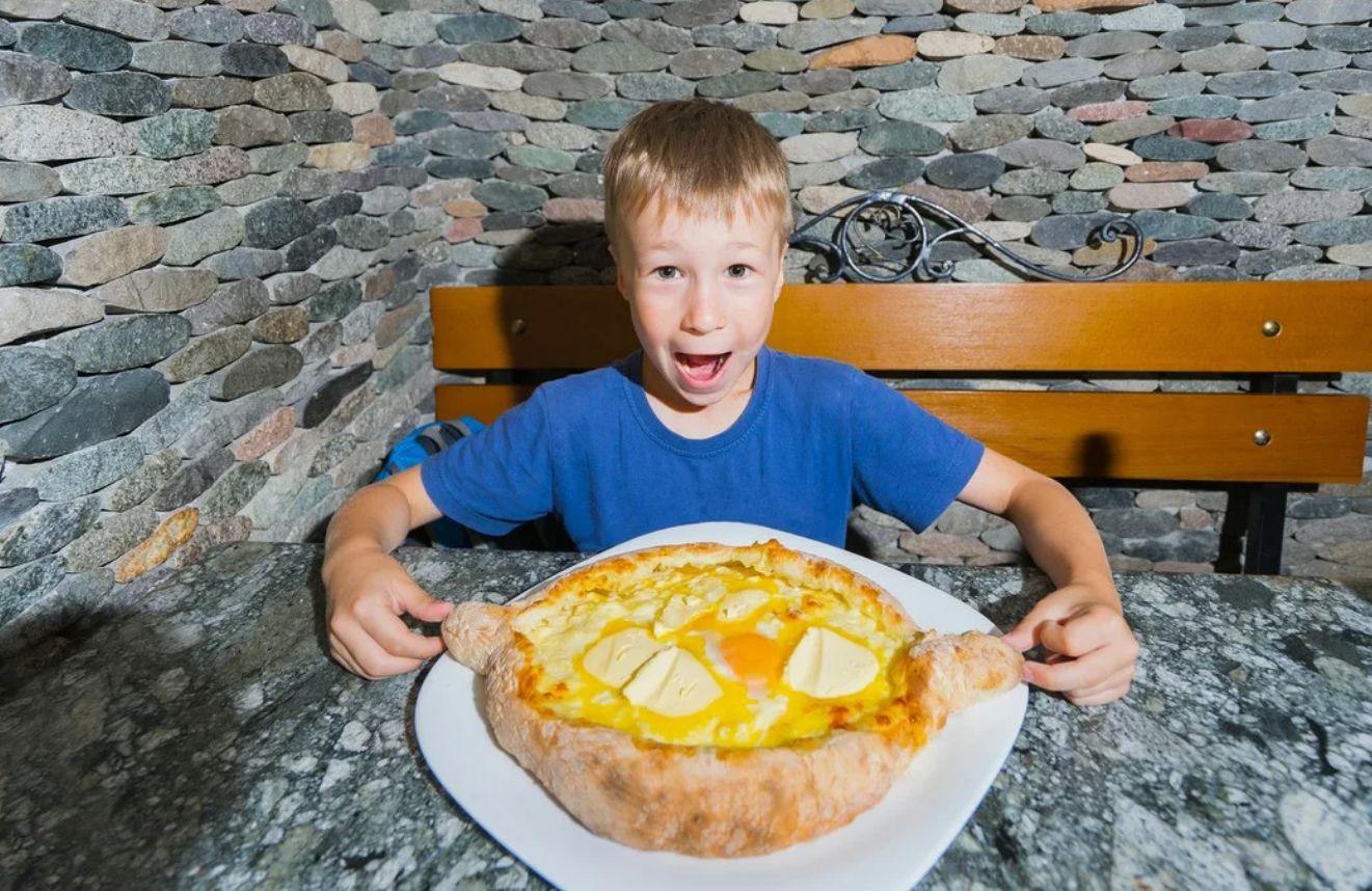 Lihtsalt segan kõik tooted kokku ja panen pannile: 10 minutit ja „Laisa khachapuri” on valmis – jagan retsepti