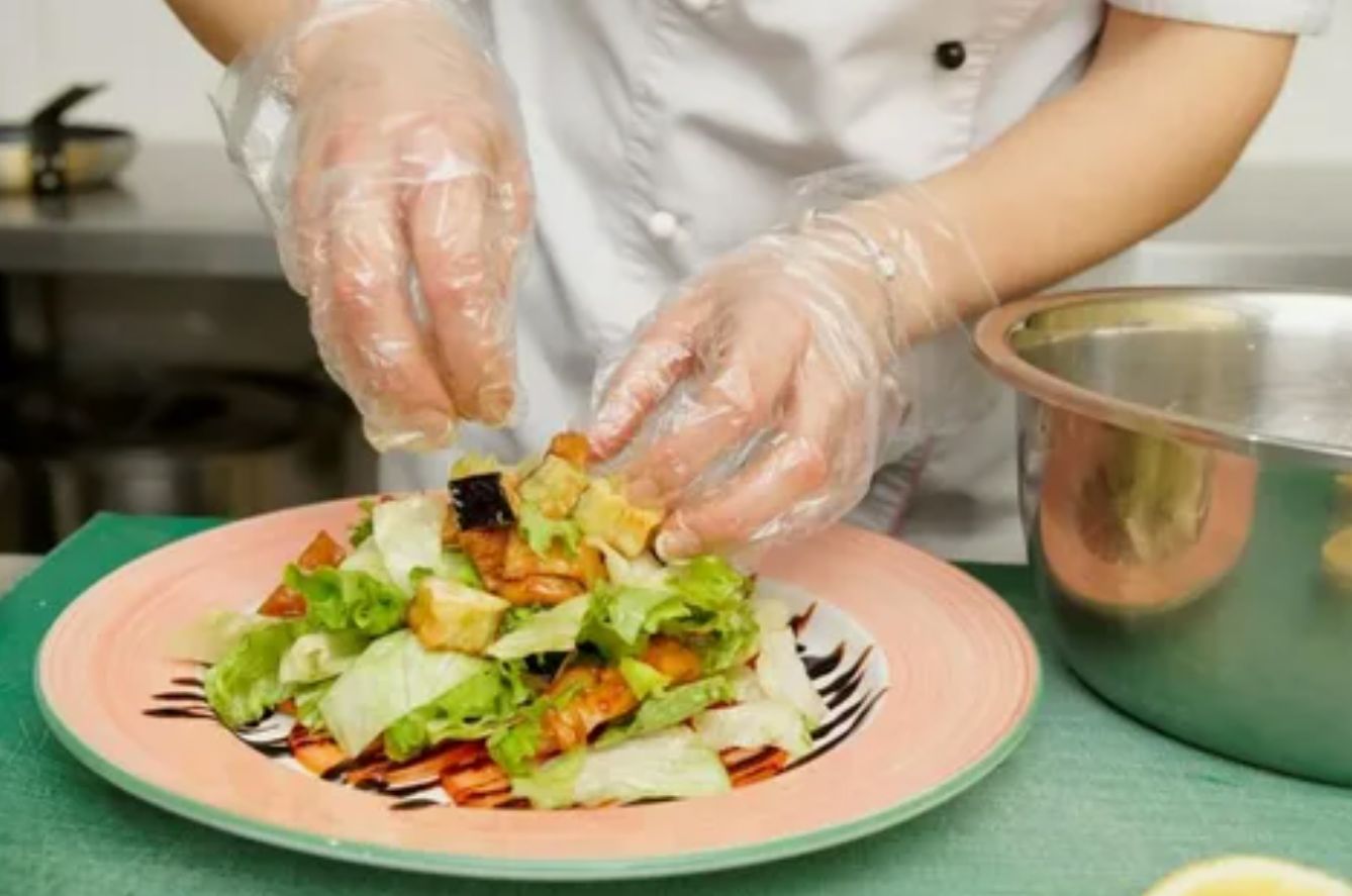 Soe salat kana, suvikõrvitsa, paprika ja tomatitega: ebatavaline retsept