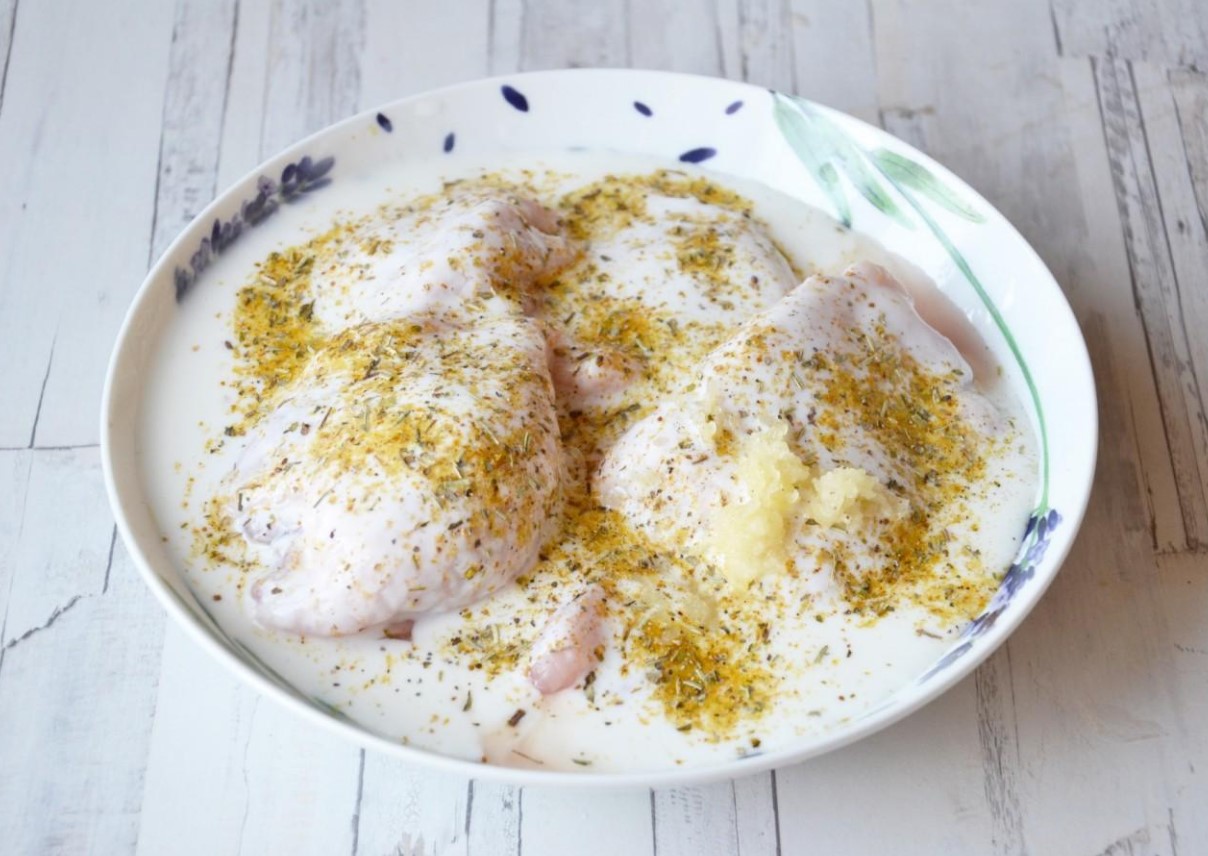Üks parimaid liha marineerimise viise on kefir. Kefir pehmendab liha ideaalselt, muutes selle mahlakaks ja pehmeks. Koostisosad Valmistamine, samm-sammult: Nõua