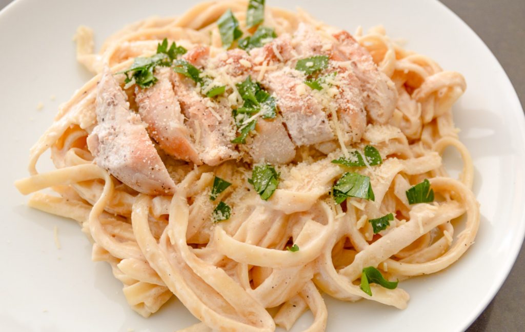 Pasta Alfredo 15 minutiga: salajane retsept kreemja kastme valmistamiseks ilma kooreta