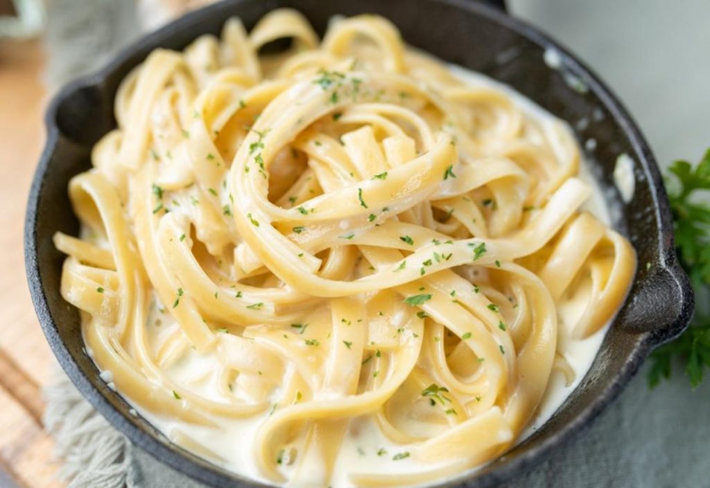 Pasta Alfredo 15 minutiga: salajane retsept kreemja kastme valmistamiseks ilma kooreta