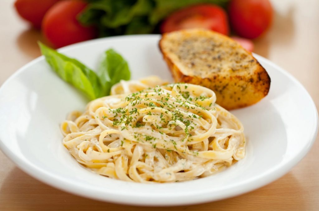 Pasta Alfredo 15 minutiga: salajane retsept kreemja kastme valmistamiseks ilma kooreta