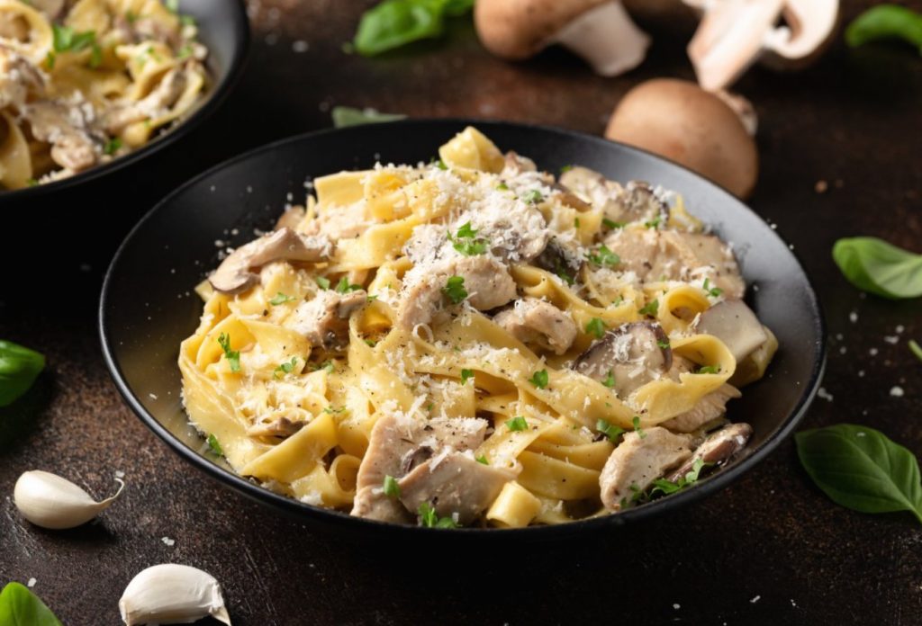 Pasta Alfredo 15 minutiga: salajane retsept kreemja kastme valmistamiseks ilma kooreta
