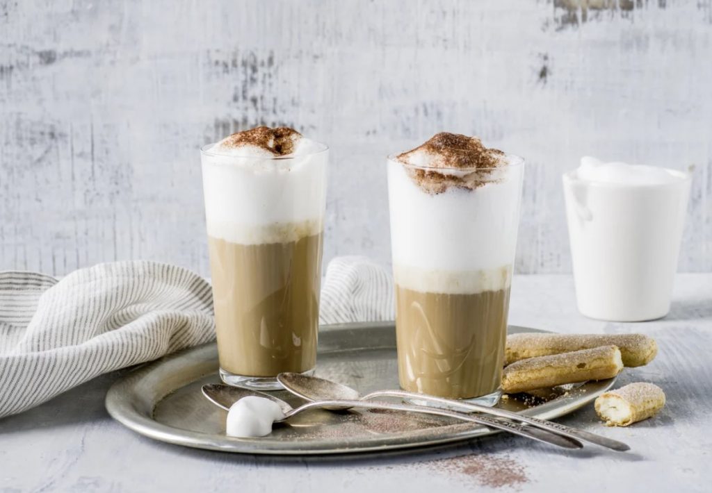 Sametine vahukoorega magustoit joogina: Tiramisu Latte